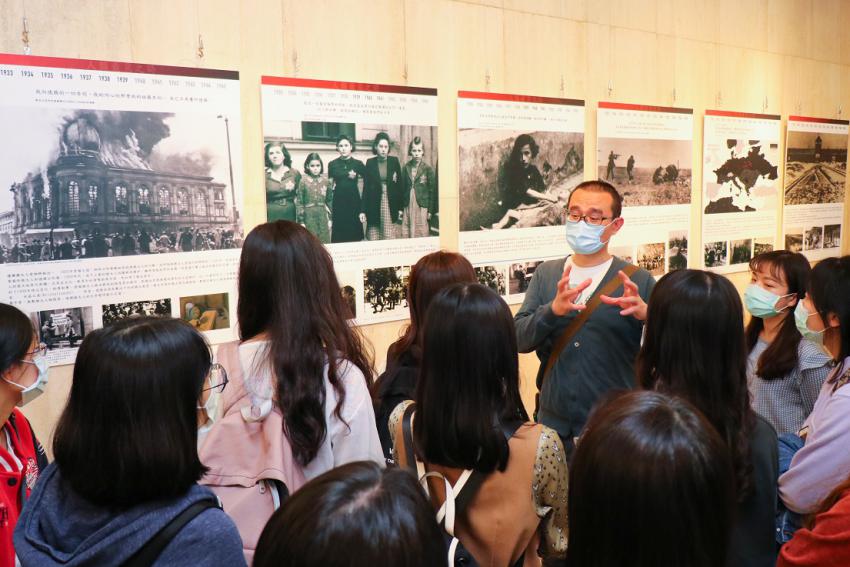 Выставка ready2print &quot;ШОА - Холокост: Как человек мог сотворить такое?&quot;, экспозиция в Национальном университете Чэнчи, Тайпей, Тайвань